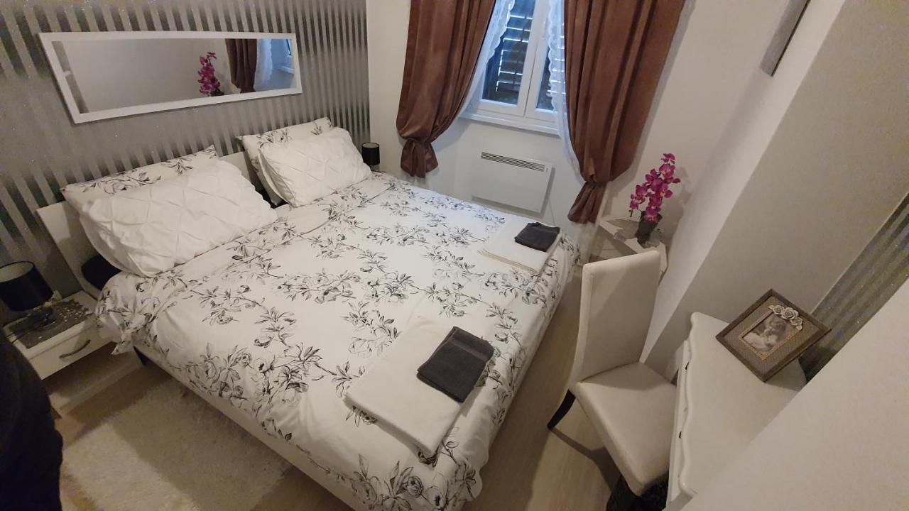Apartments Paris Умаг Екстер'єр фото
