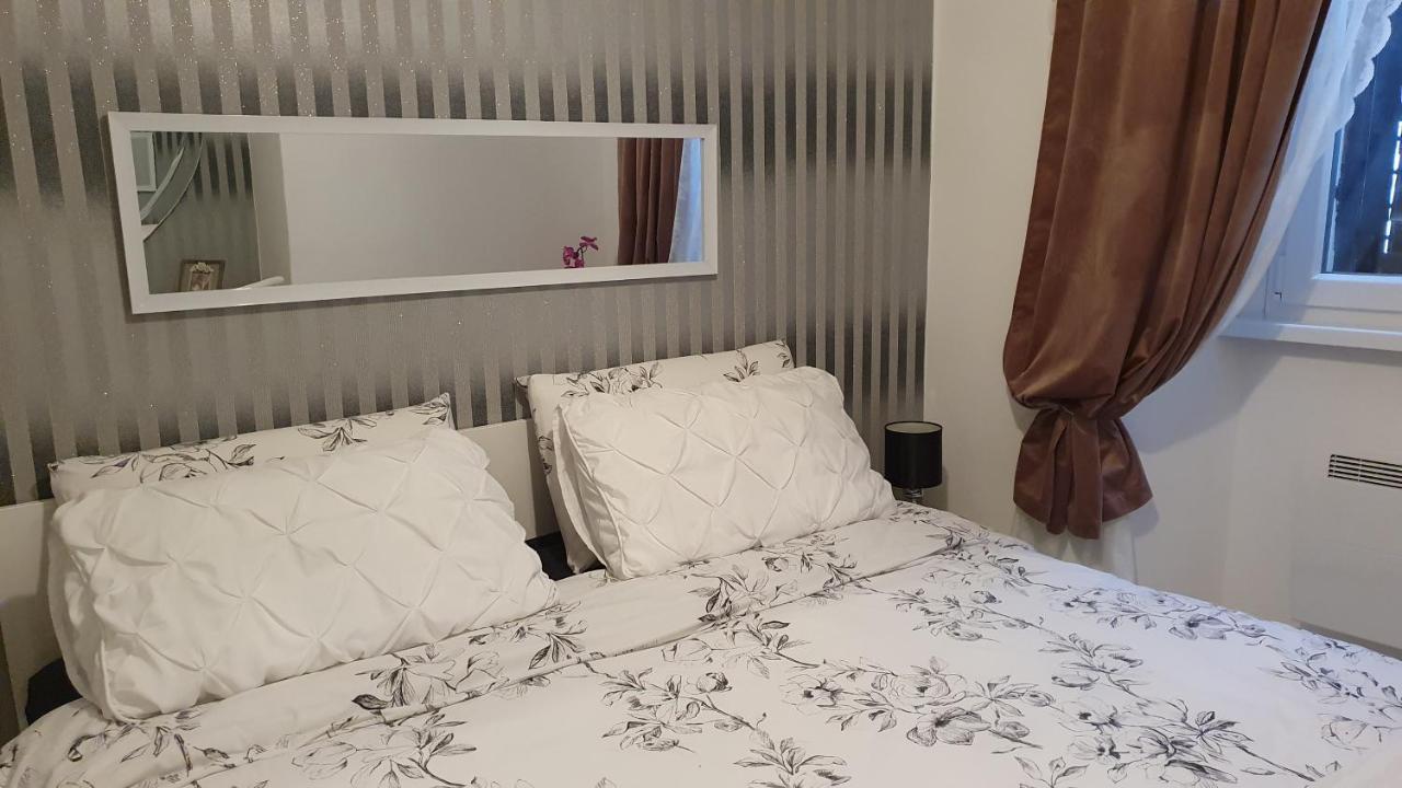 Apartments Paris Умаг Екстер'єр фото