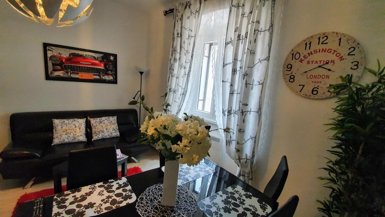 Apartments Paris Умаг Екстер'єр фото